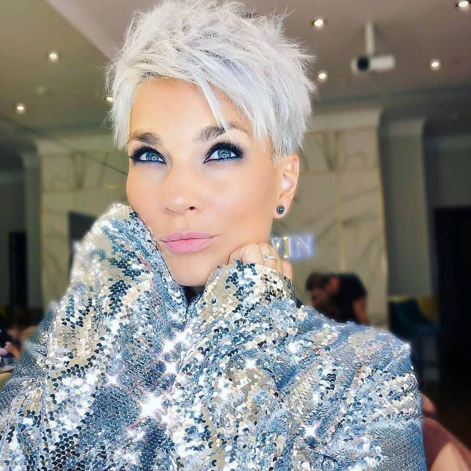 Schulterlanger Schnitt mit Wellen