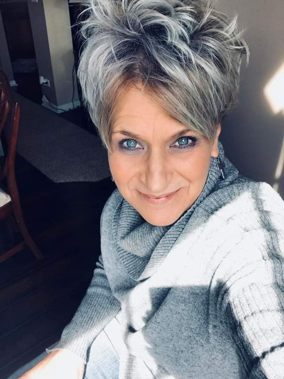Bob Frisuren für Frauen mit grauen Haaren, die frech und modern aussehen