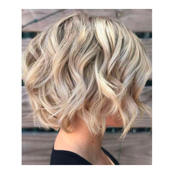 Freche halblange gestufte Frisuren für Frauen: Top 22 Frisuren