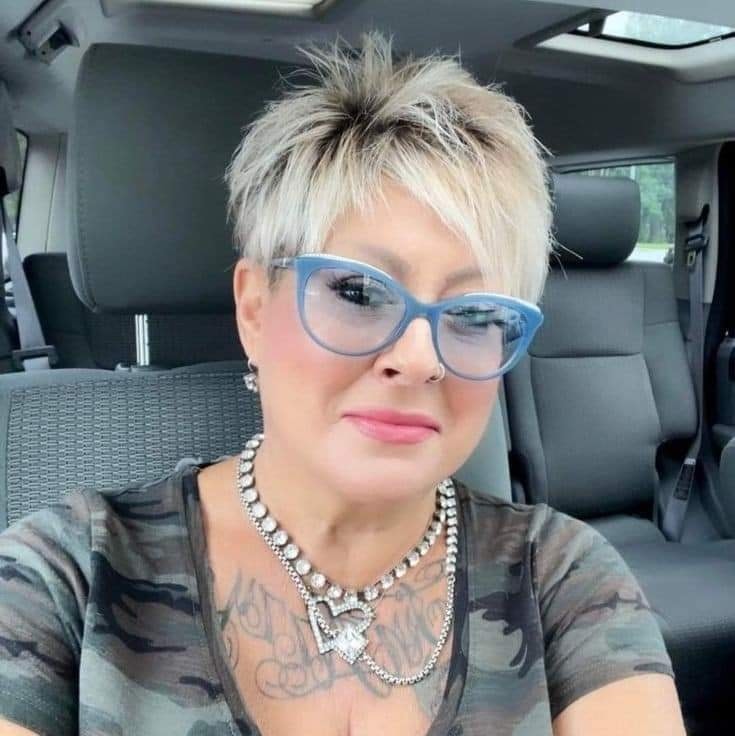 Wie stylt man eine Freche Frisur mit Pony und Brille?