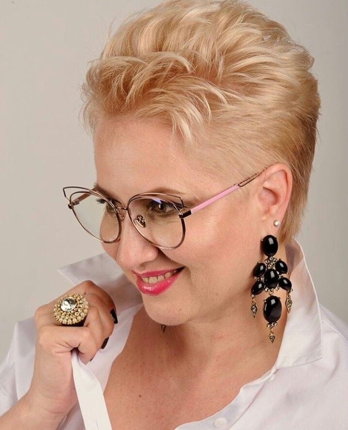 Freche Frisuren mit Pony und Brille für Frauen: Eine Anleitung für einen modernen Look
