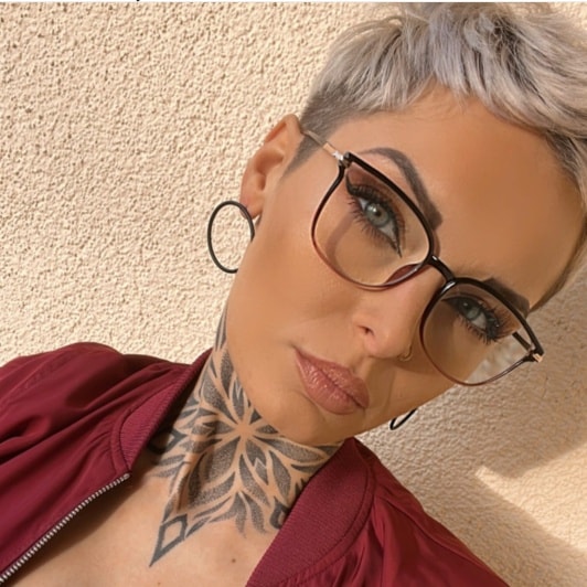 Wie pflege ich meine Freche Frisur mit Pony und Brille?