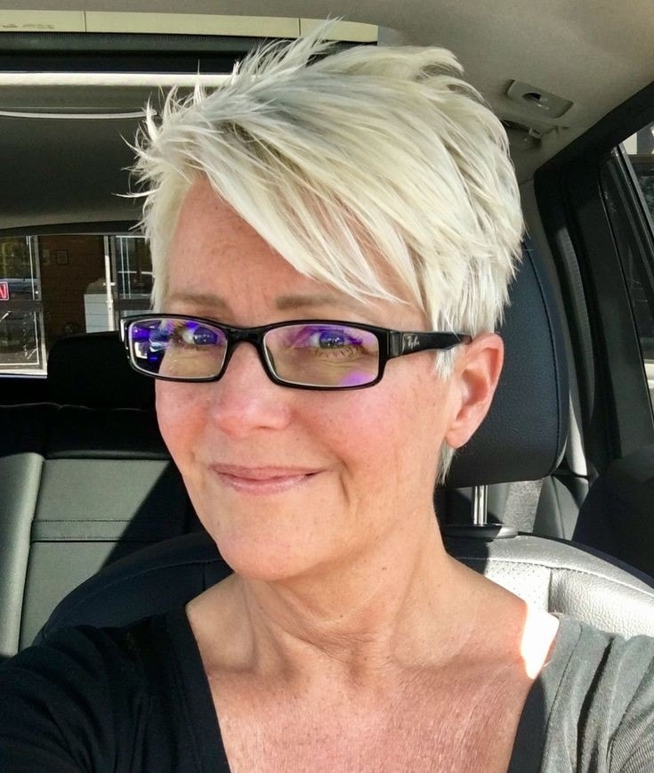 Welche Arten von Frechen Frisuren mit Pony und Brille gibt es?
