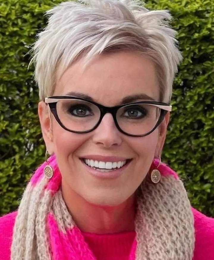 Wie kann ich meine Freche Frisur mit Pony und Brille individualisieren?