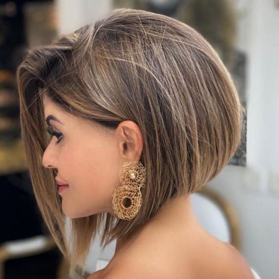 Freche Frisur für mittellanges Haar bei Frauen: Ideen und Tipps