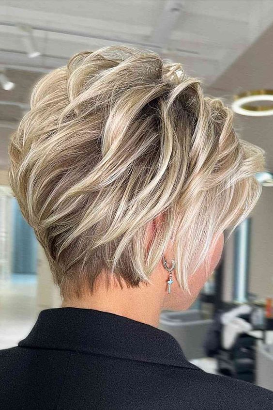 10 Ideen für freche Damenfrisuren mit kurzem Haar