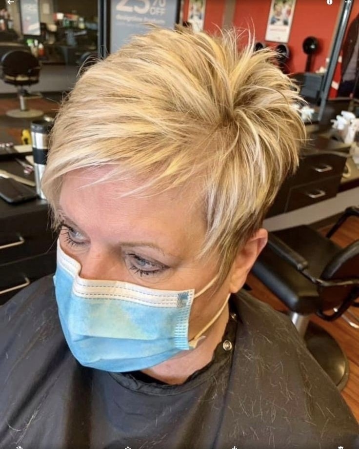 Entdecke die 5 heißesten Trends für Damenfrisuren über 50!