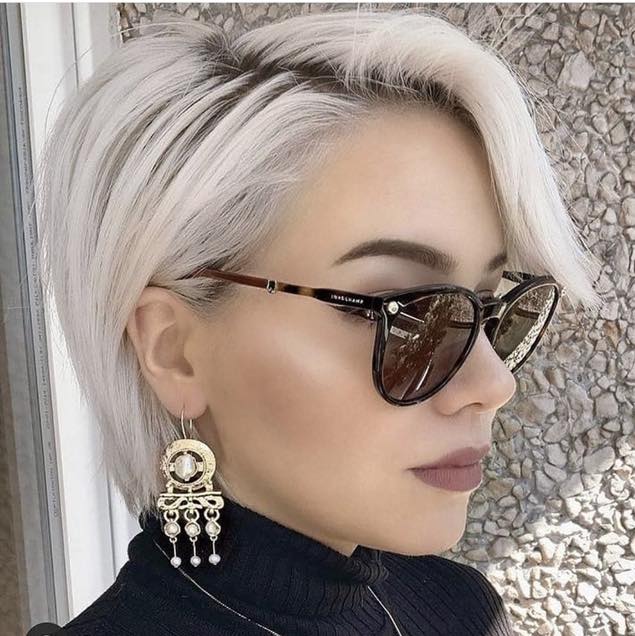 Bobs mit Feder-Details und Blondierungen