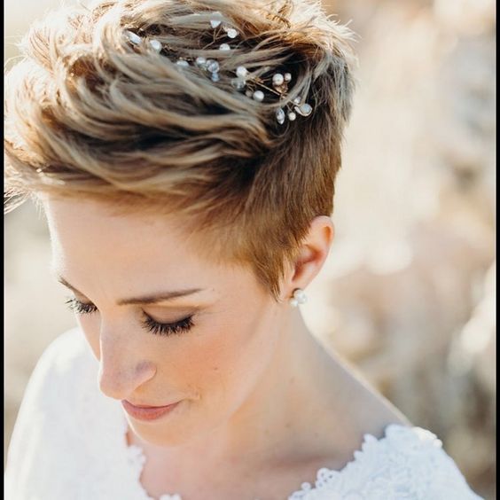 Verliebe dich auf den ersten Blick in diese 15 traumhaften Frisuren für deinen Hochzeitstag.