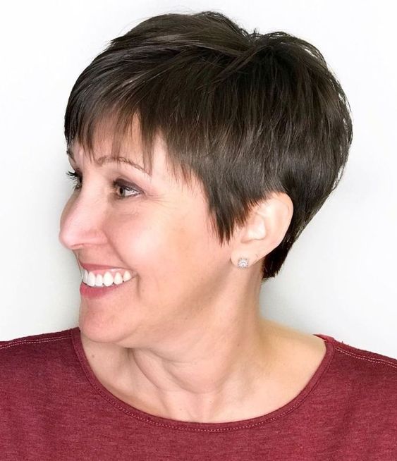 Entdecke 10 Kurzhaarfrisuren, die bei Frauen über 50 wieder total im Trend liegen!