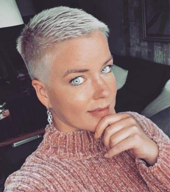 Kurze blonde Haarideen für platinblonde Sexbomben im Jahr 2025