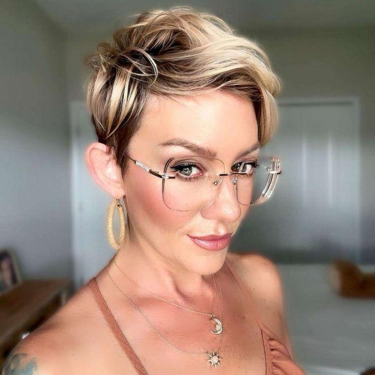 Du hast den perfekten Pixie-Schnitt, jetzt ist es Zeit, ihn strahlen zu lassen! Erfahre, wie du deine Pixie-Frisur richtig pflegst und stylst.