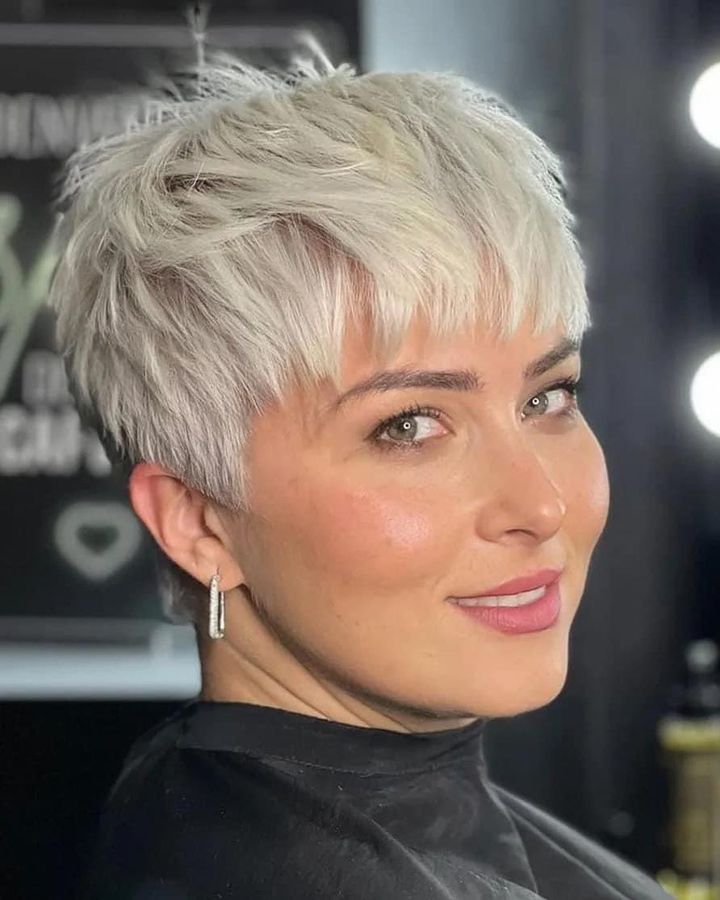 Wer sagt, dass ihr euch zwischen kurz und lang entscheiden müsst? Mittellange Frisuren sind der heimliche Star unter den Haar-Looks!