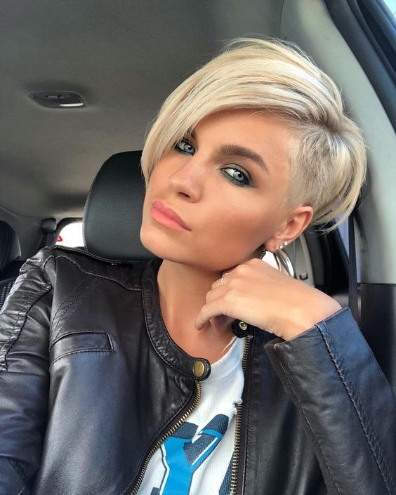 17 einfache Frisuren, die auch faule Anfänger kopieren können