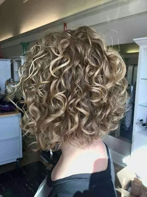 Frisuren für krauses Haar: Schöne Ideen für Haare, die sich oft kräuseln und spröde aussehen!
