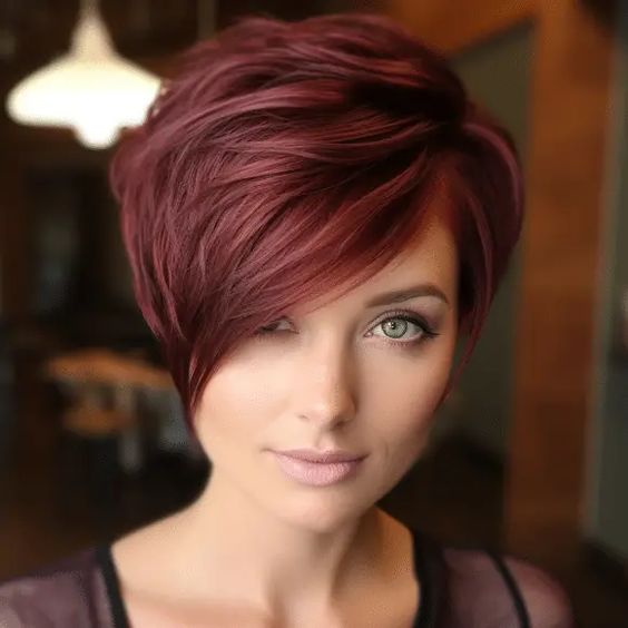 Haare in einem extravaganten Rot- und Kupferton