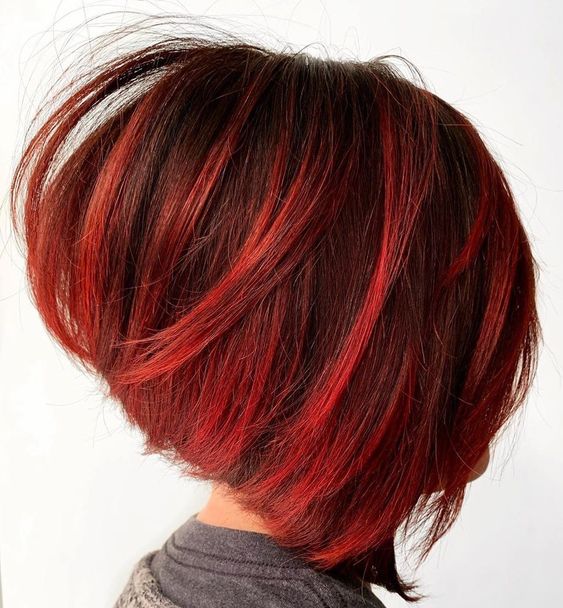 Haare in einem extravaganten Rot- und Kupferton