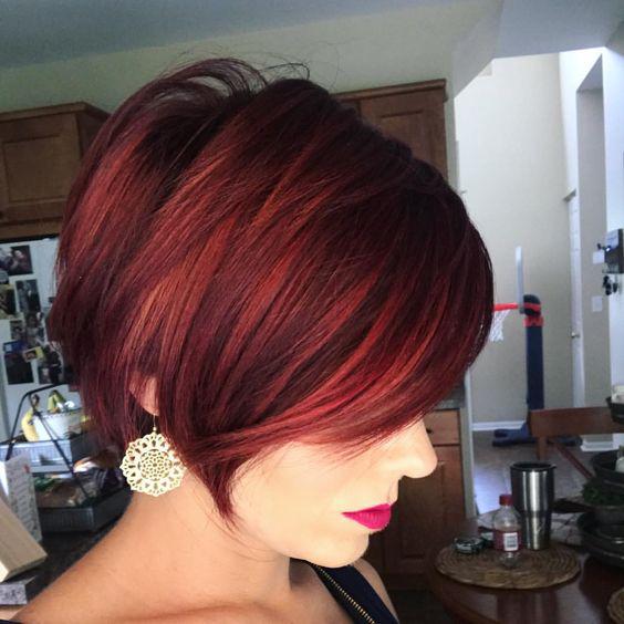 Haare in einem extravaganten Rot- und Kupferton