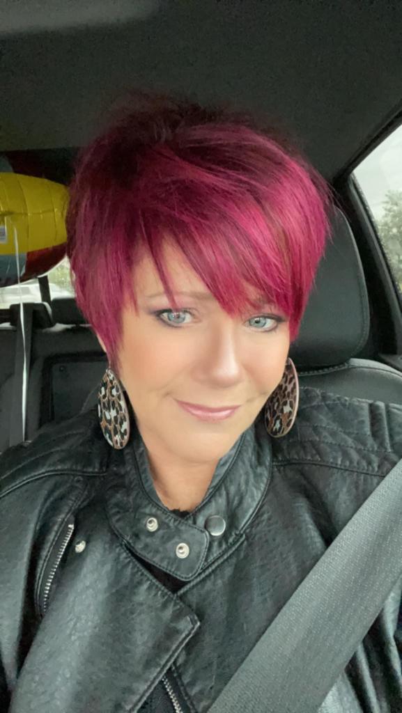 Haare in einem extravaganten Rot- und Kupferton