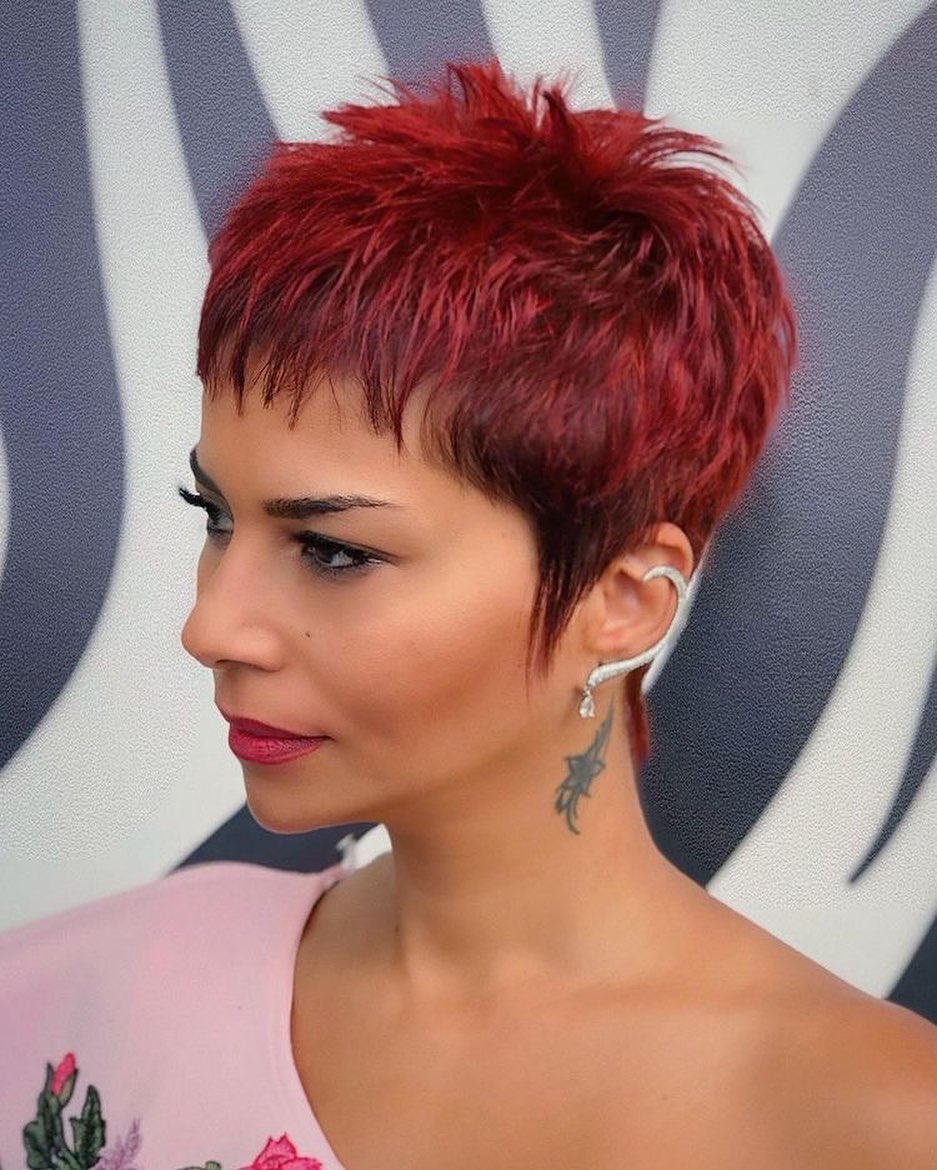 Haare in einem extravaganten Rot- und Kupferton