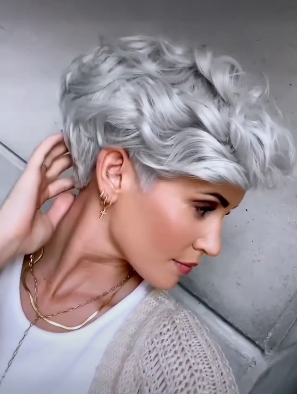 Graue Eleganz im Sommer: Frische Haarideen für Frauen jeden Alters