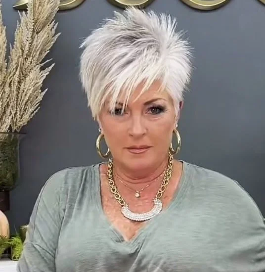 Graue Haare sind im Trend – Stilvolle Schnitte für Frauen jeden Alters!