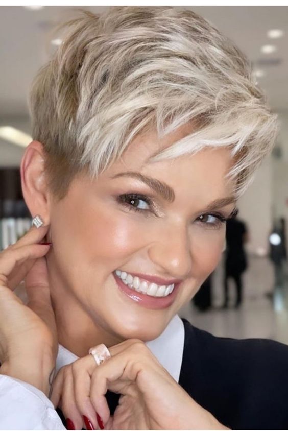 Zeitlose Eleganz: Dauerhafte Kurzhaarfrisuren für Frauen jeden Alters