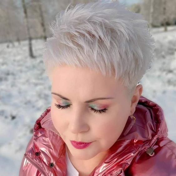 Zeitlose Eleganz: Dauerhafte Kurzhaarfrisuren für Frauen jeden Alters