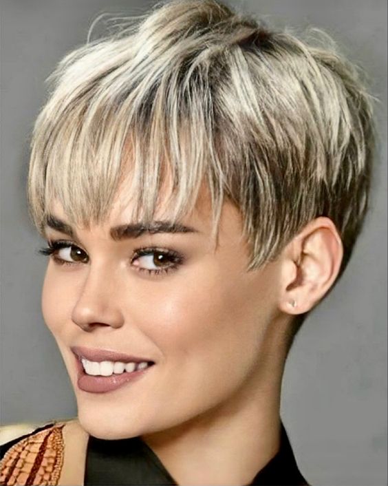 Zeitlose Eleganz: Dauerhafte Kurzhaarfrisuren für Frauen jeden Alters