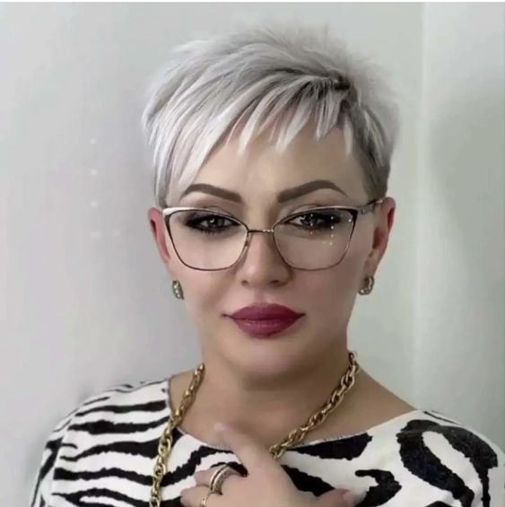 Zeitlose Eleganz: Dauerhafte Kurzhaarfrisuren für Frauen jeden Alters