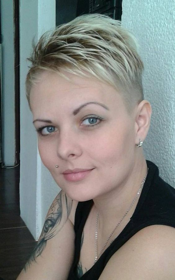 Zeitlose Eleganz: Dauerhafte Kurzhaarfrisuren für Frauen jeden Alters