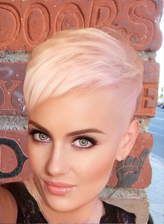 Eisiger Glanz: Platinblonde Haare für einen coolen Look