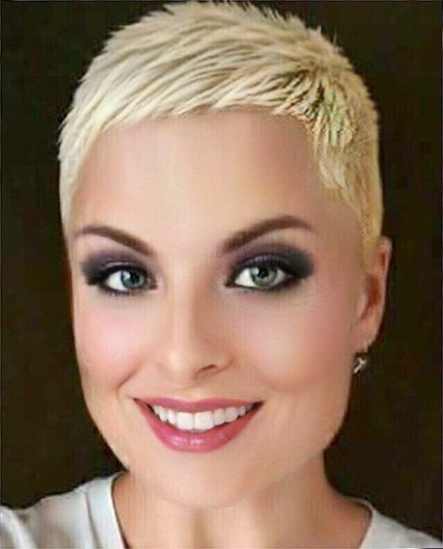 Eisiger Glanz: Platinblonde Haare für einen coolen Look