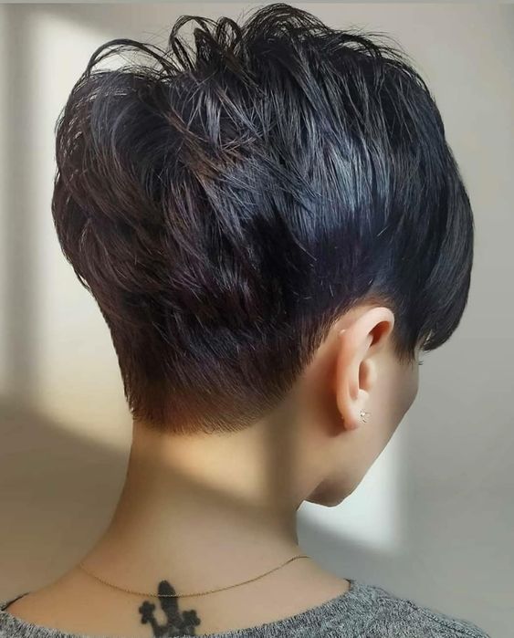 Einfach unwiderstehlich: Dunkle Kurzhaarschnitte, die Selbstbewusstsein verleihen