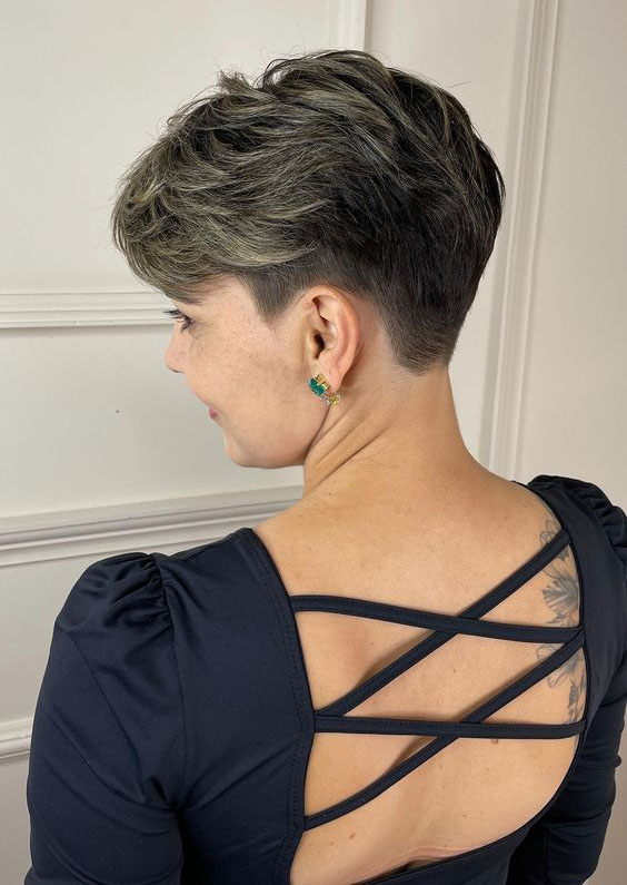 Einfach unwiderstehlich: Dunkle Kurzhaarschnitte, die Selbstbewusstsein verleihen