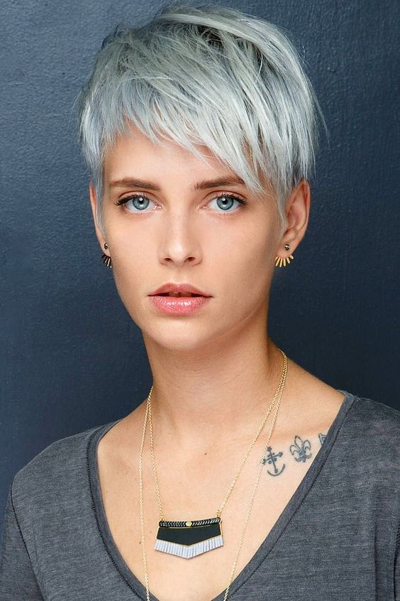 Kurze gerade Frisur in Weiß und Grau sollten Sie so schnell wie möglich ausprobieren