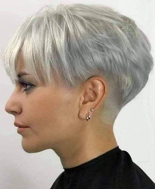 Kurze gerade Frisur in Weiß und Grau sollten Sie so schnell wie möglich ausprobieren