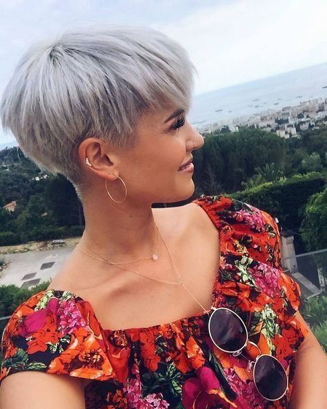 Kurze gerade Frisur in Weiß und Grau sollten Sie so schnell wie möglich ausprobieren