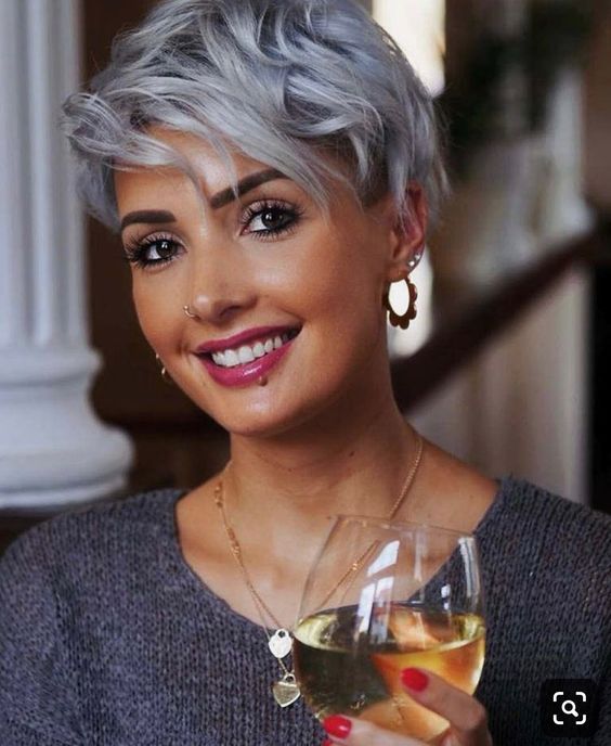 Kurze gerade Frisur in Weiß und Grau sollten Sie so schnell wie möglich ausprobieren