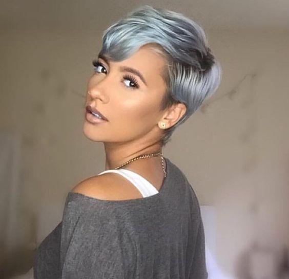 Kurze gerade Frisur in Weiß und Grau sollten Sie so schnell wie möglich ausprobieren