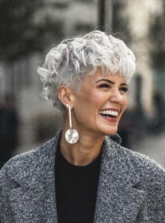 Kurze gerade Frisur in Weiß und Grau sollten Sie so schnell wie möglich ausprobieren