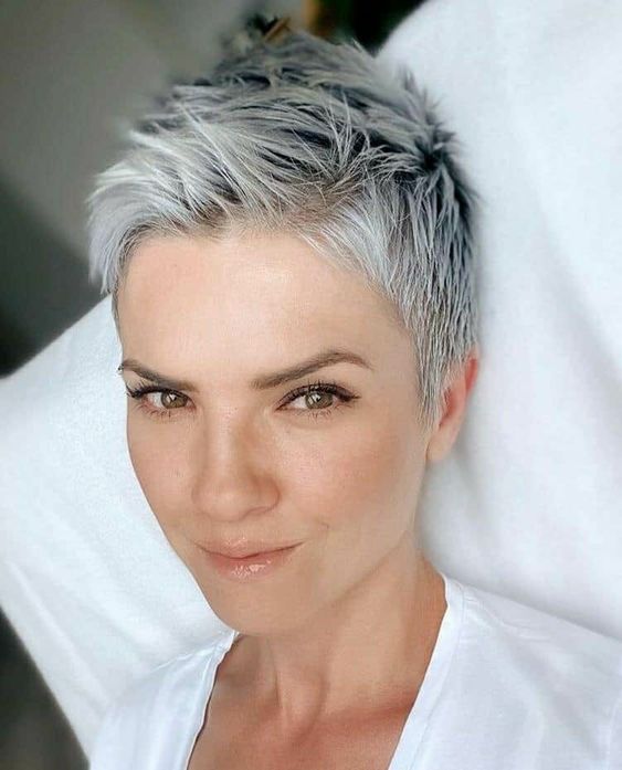 Kurze gerade Frisur in Weiß und Grau sollten Sie so schnell wie möglich ausprobieren