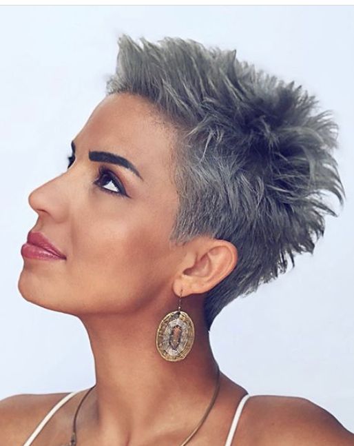 Kurze gerade Frisur in Weiß und Grau sollten Sie so schnell wie möglich ausprobieren