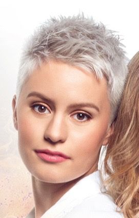 Kurze gerade Frisur in Weiß und Grau sollten Sie so schnell wie möglich ausprobieren