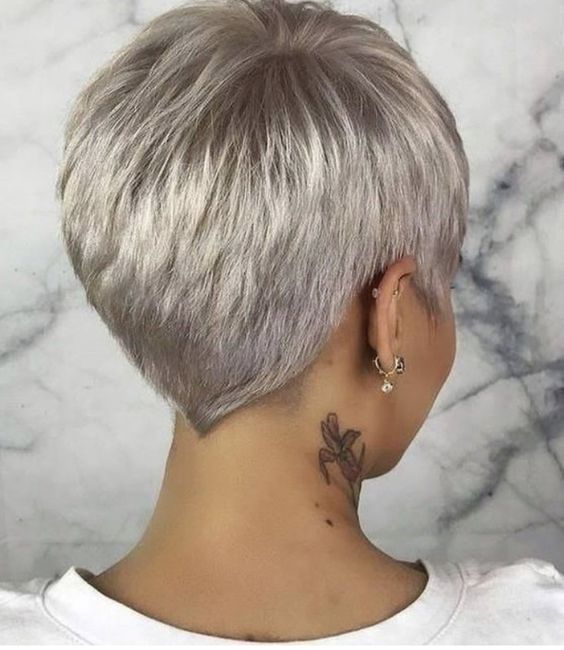 Kurze gerade Frisur in Weiß und Grau sollten Sie so schnell wie möglich ausprobieren