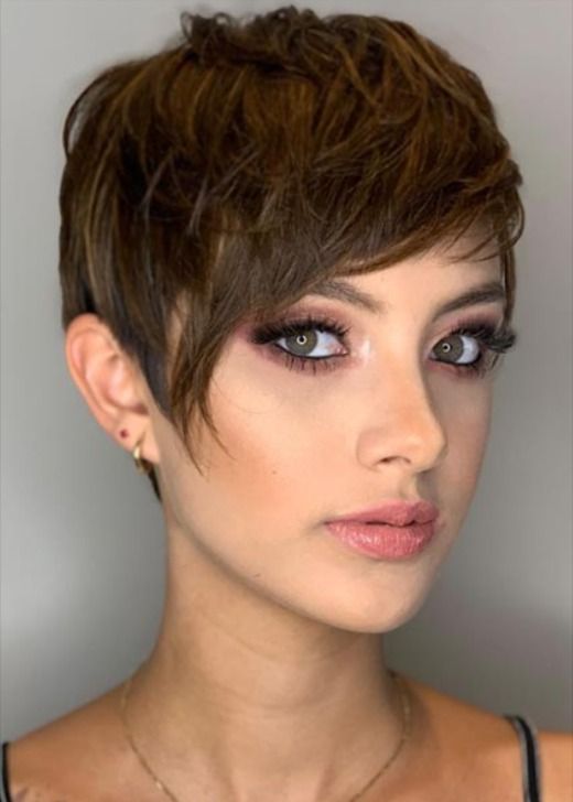 Kurzes braunes Haar: Trendige Styles und vielfältige Möglichkeiten
