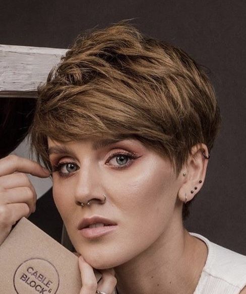Kurzes braunes Haar: Trendige Styles und vielfältige Möglichkeiten