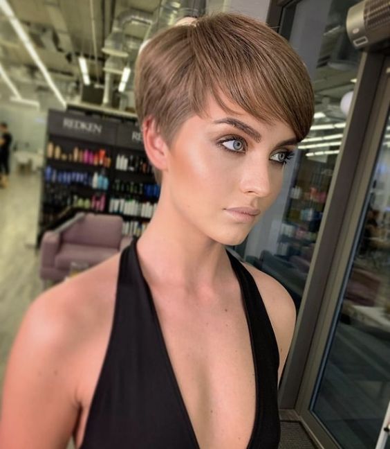 Kurzes braunes Haar: Trendige Styles und vielfältige Möglichkeiten