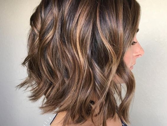 Kurzes braunes Haar: Trendige Styles und vielfältige Möglichkeiten