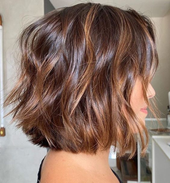 Kurzes braunes Haar: Trendige Styles und vielfältige Möglichkeiten